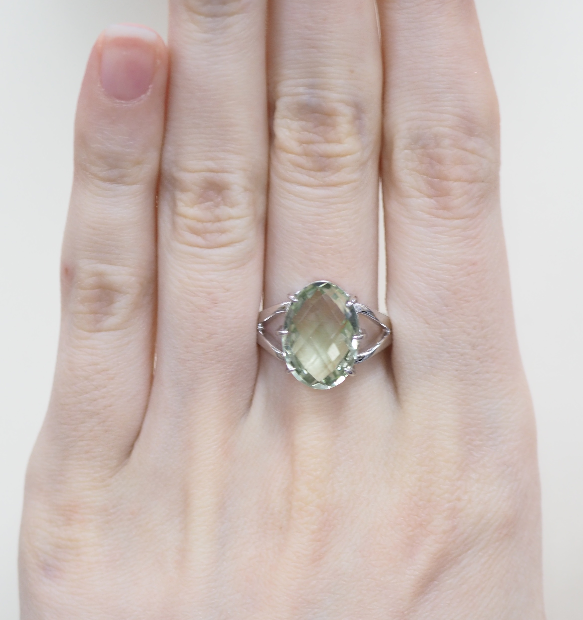 Серебряное кольцо 925 пробы; вставки 1 Аметист зел.;